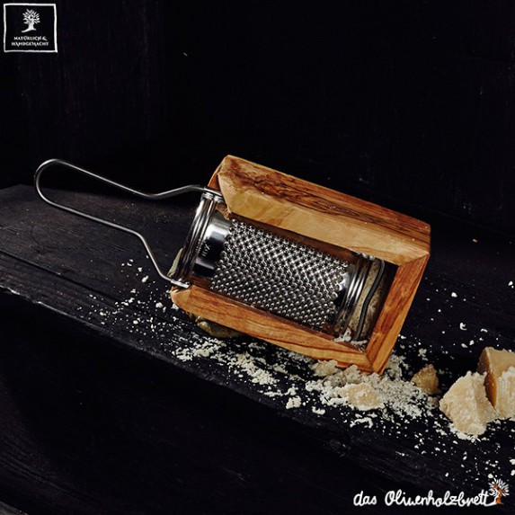 https://www.olivewoodproducts.com/778-large_fashion_default/parmesan-grater-with-olive-wood-box.jpg